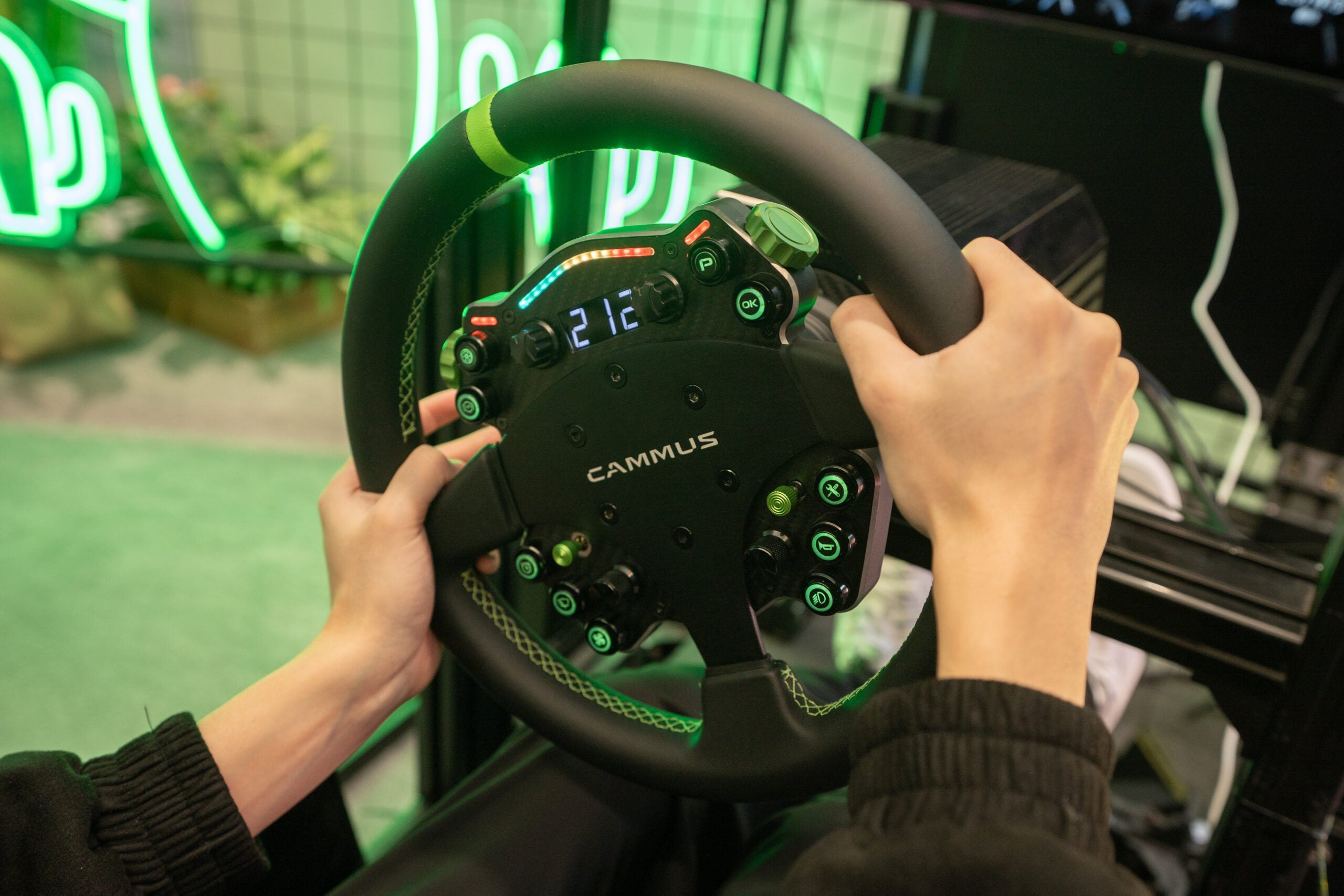 CAMMUS direct drive sim racing steering wheel mounted to wheelbase for immersive racing performance